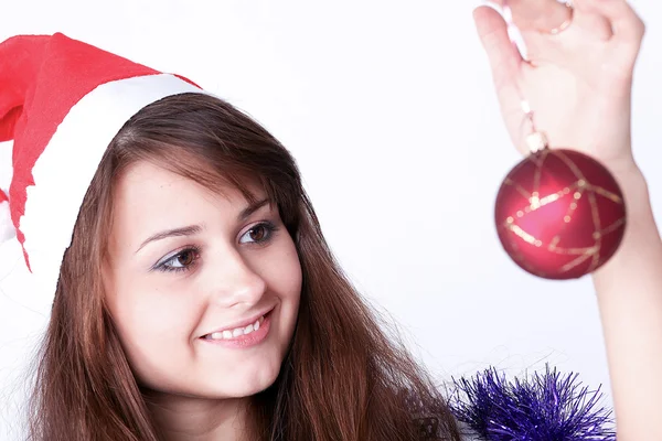 Atraktivní mladá dívka s vánoční dárky přemýšlel — Stock fotografie