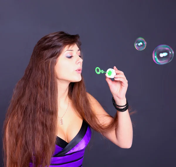 Retrato de la muchacha adolescente encantadora divertida que infla el jabón colorido bu — Foto de Stock