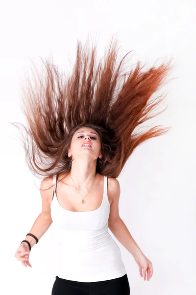 Прекрасна дівчина танцює з красивим волоссям — стокове фото