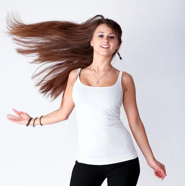 Милая танцующая девушка с красивыми волосами — стоковое фото
