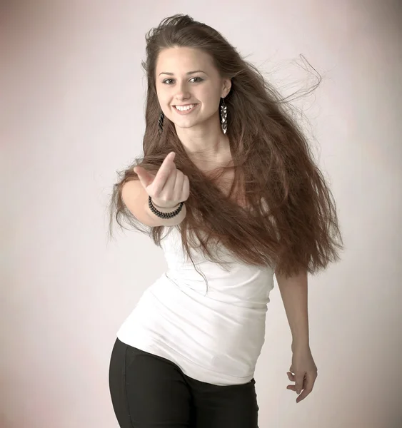 Schöne tanzende Mädchen mit schönen Haaren — Stockfoto