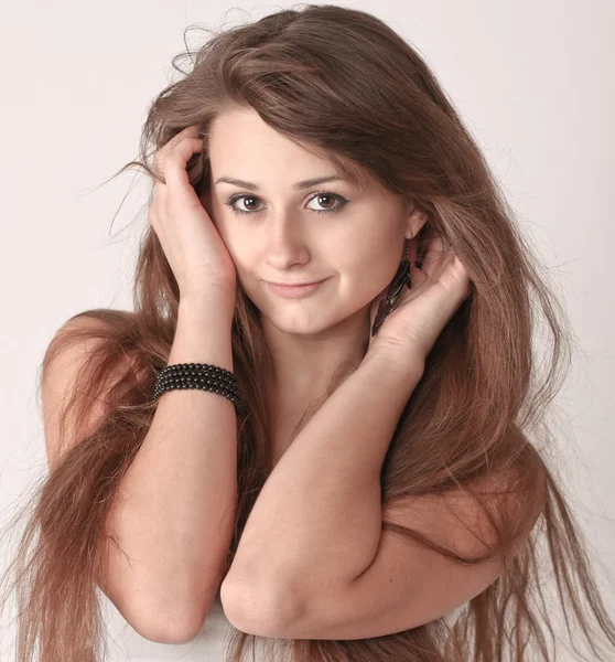 Sensual jovem mulher com belos cabelos castanhos longos — Fotografia de Stock