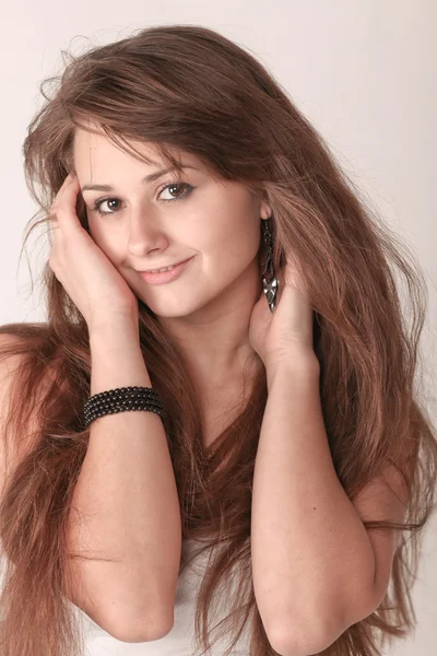 Sensuell ung kvinna med vackra långa bruna hår — Stockfoto