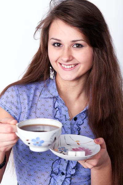 美しいブルネットの女性ブレース コーヒーを飲む — ストック写真