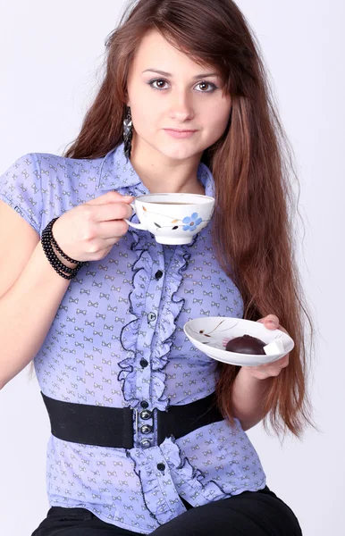 Hermosa morena bebiendo café —  Fotos de Stock