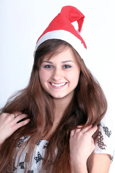 Schöne junge Mädchen mit rotem Weihnachtsmütze — Stockfoto