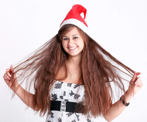 Muchacha joven atractiva con sombrero de Navidad y hermoso cabello wond —  Fotos de Stock
