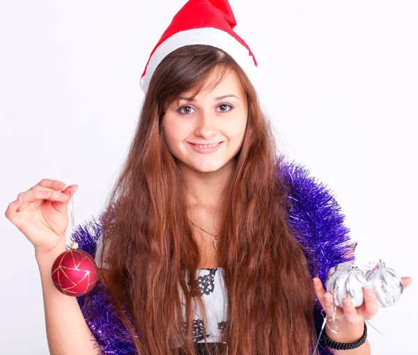 疑問にクリスマス プレゼントを持つ魅力的な若い女の子 — ストック写真