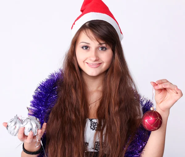 Atraktivní mladá dívka s vánoční dárky přemýšlel — Stock fotografie