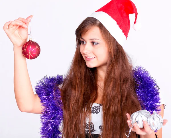 Приваблива молода дівчина з різдвяними подарунками Цікаво — стокове фото
