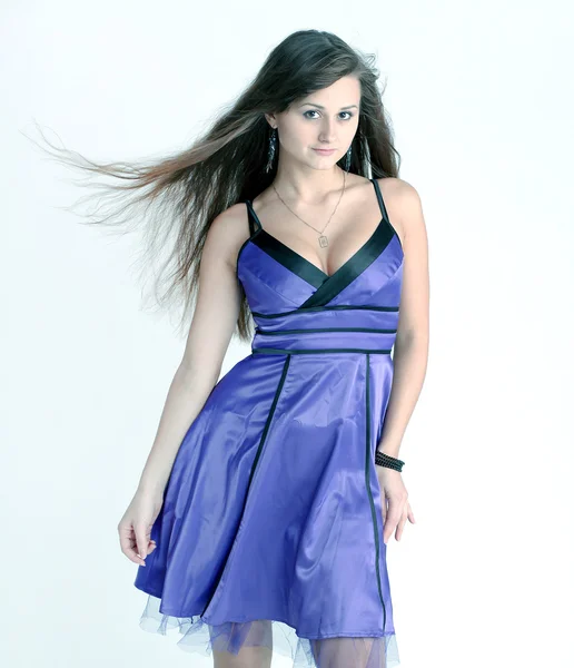 Mooie dansende meisje in violet jurk — Stockfoto