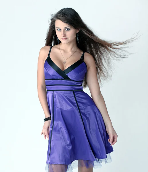 Bella ragazza danzante in abito viola — Foto Stock