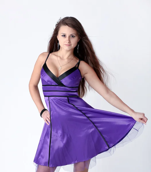 Schönes tanzendes Mädchen in violettem Kleid — Stockfoto