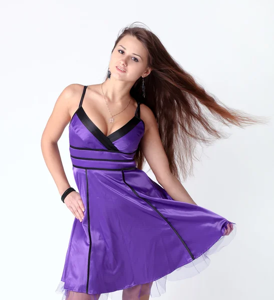Mooie dansende meisje in violet jurk — Stockfoto