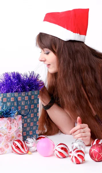 Atraktivní mladá dívka s živé vánoční dárky — Stock fotografie