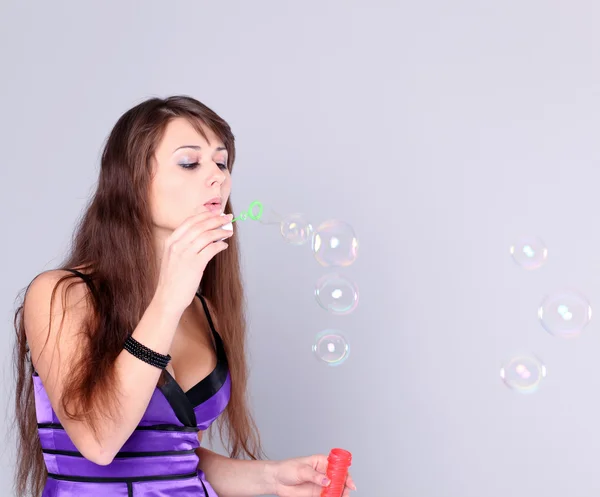 Porträt von lustigen schönen Teenager-Mädchen aufblasen bunte Seife bu — Stockfoto