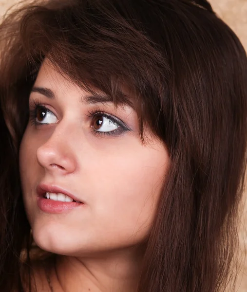 Porträtt av härlig brunett tjej med vackert hår — Stockfoto