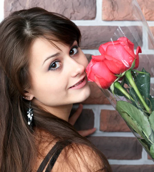 Romantic portrait of a pretty teenage girl with a gorgeous bouqu — Stock Photo, Image