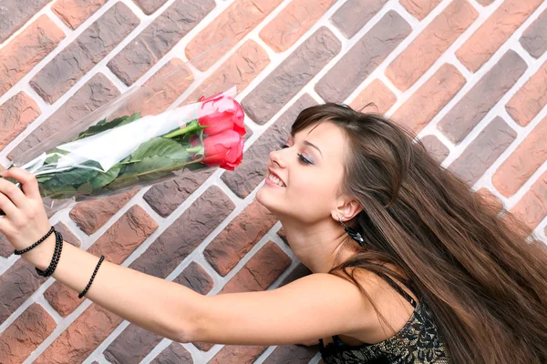 Romantic portrait of a pretty teenage girl with a gorgeous bouqu — Stock Photo, Image