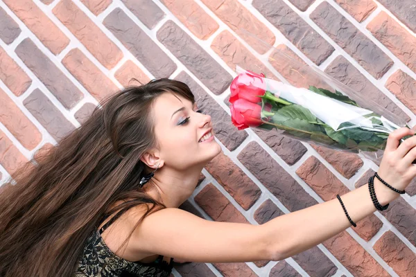 Retrato romântico de uma menina adolescente bonita com um bouqu lindo — Fotografia de Stock