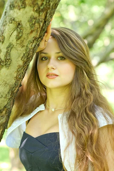 Портрет красивой сексуальной молодой женщины, отдыхающей в летнем парке — стоковое фото