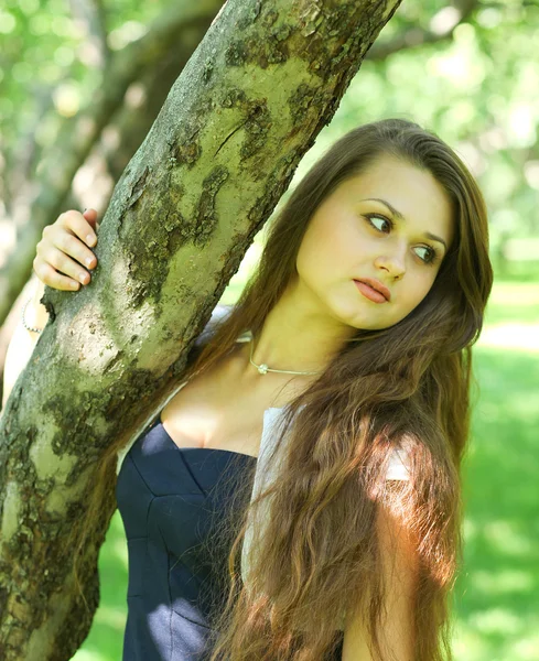 Retrato abstrato de bela jovem relaxante no parque de verão — Fotografia de Stock