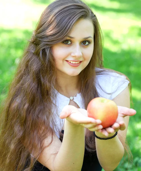 Wunderschöne junge Mädchen mit sappy Apfel — Stockfoto
