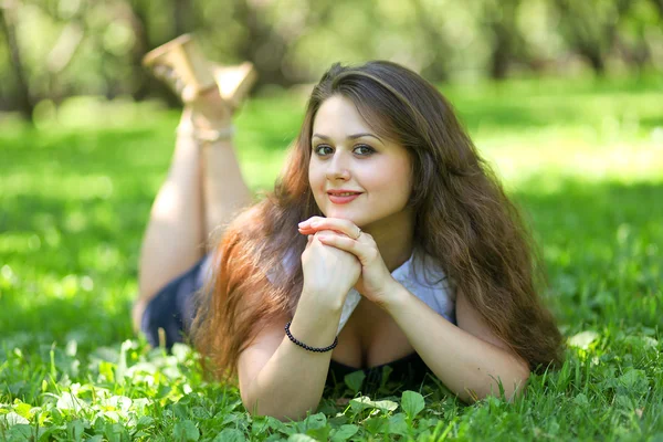 Drömmer vacker ung kvinna avkopplande i sommaren park — Stockfoto