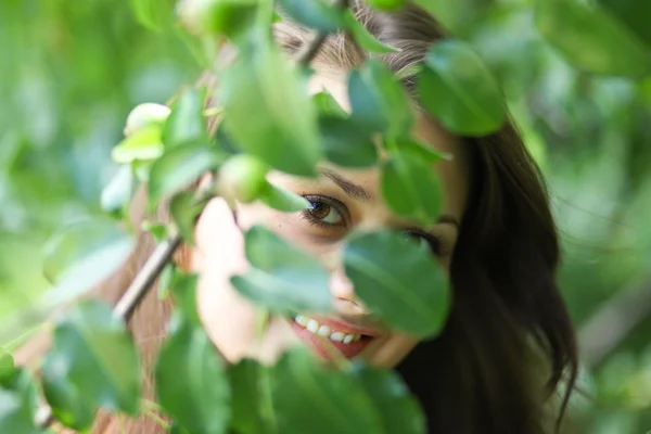 Portrét krásné mladé ženy skrývání v letním parku — ストック写真