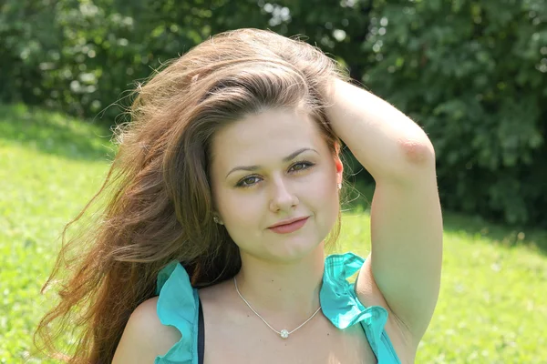 Portrét krásné mladé ženy relaxační v letním parku — Stock fotografie
