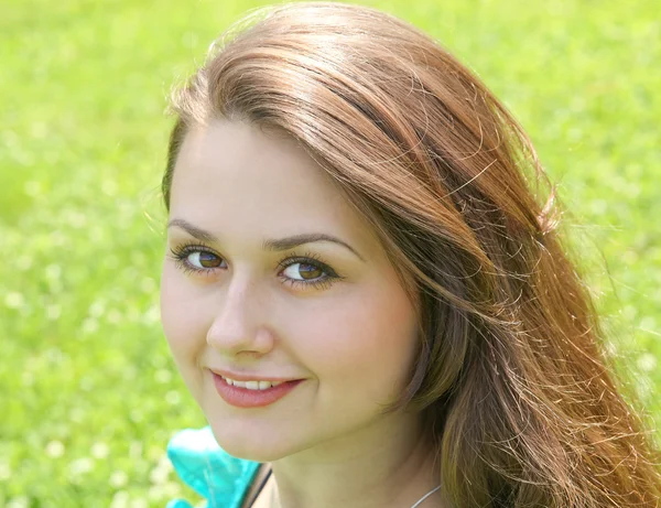 Портрет красивой молодой женщины, отдыхающей в летнем парке — стоковое фото