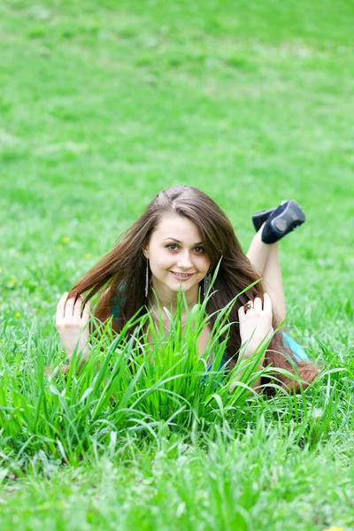 Portre sevimli genç kızın rahatlatıcı çimenlerin üzerinde — Stok fotoğraf