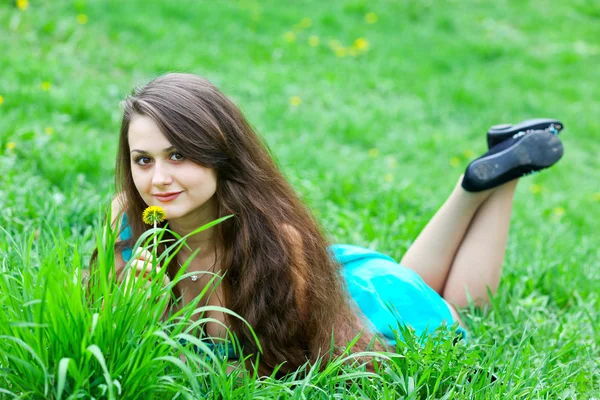 Portret atrakcyjna młoda dziewczyna z mniszek relaksując się na — Zdjęcie stockowe