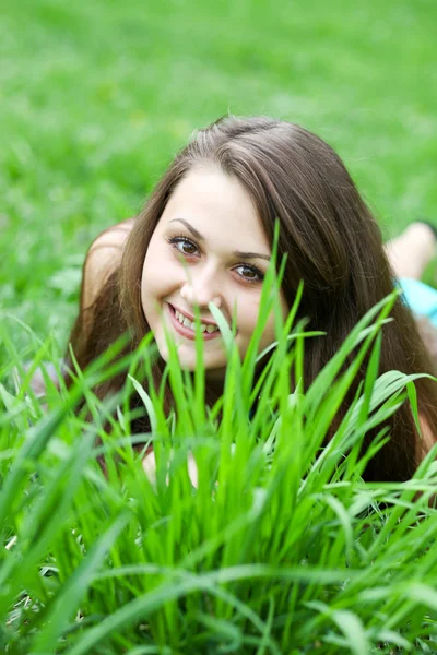 Όμορφη νεαρή κοπέλα χαρούμενος που κρύβει τον εαυτό της πίσω από το φωτεινό gree — Φωτογραφία Αρχείου