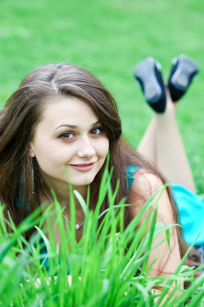 Ganska ung flicka avkopplande på gräsmattan — Stockfoto