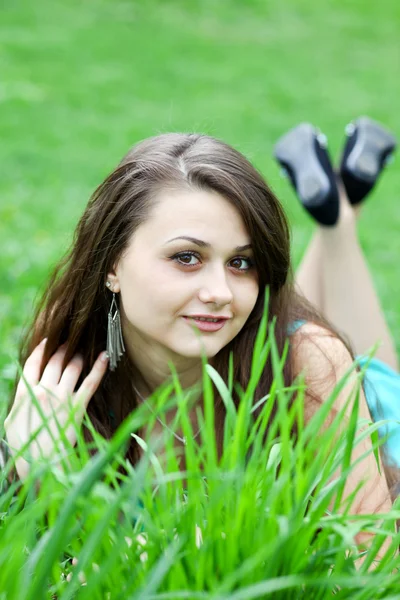 Oldukça genç kızın rahatlatıcı çim — Stok fotoğraf