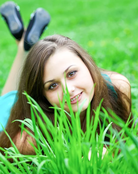 かなり若い女の子、芝生でリラックス — ストック写真