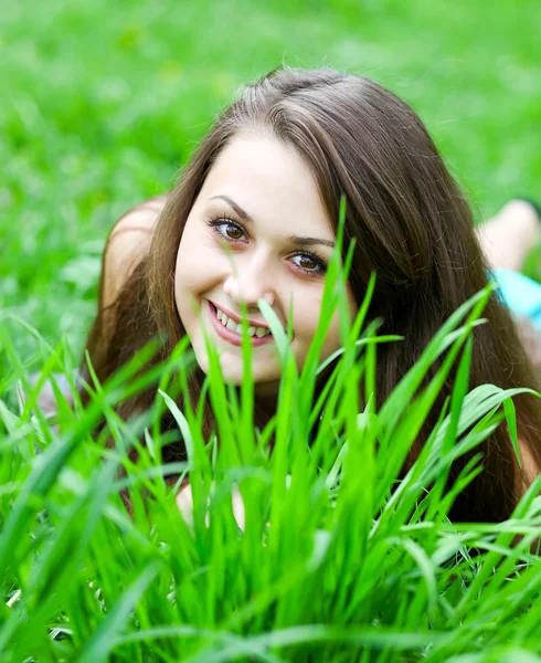 Menina muito jovem alegre escondendo-se atrás de gree brilhante — Fotografia de Stock