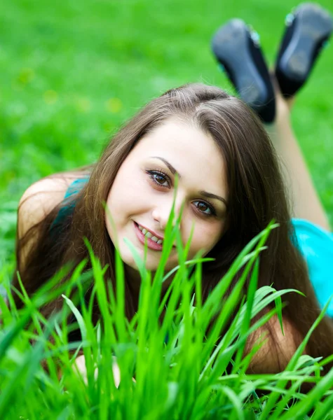 年轻漂亮的姑娘在草坪上放松 — 图库照片