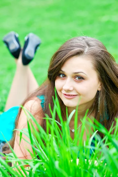 Hübsches junges Mädchen entspannt sich auf dem Rasen — Stockfoto