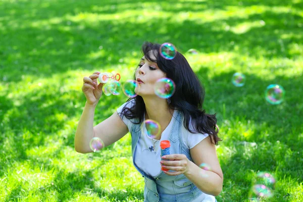 Portrét krásné úsměvem teen s mýdlové bubliny — Stock fotografie