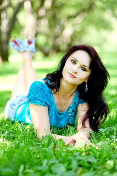 Портрет красивой молодой женщины, отдыхающей в летнем парке — стоковое фото