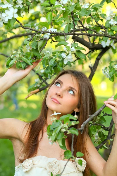Portret van mooie jonge vrouw ontspannen in voorjaar park — Stockfoto