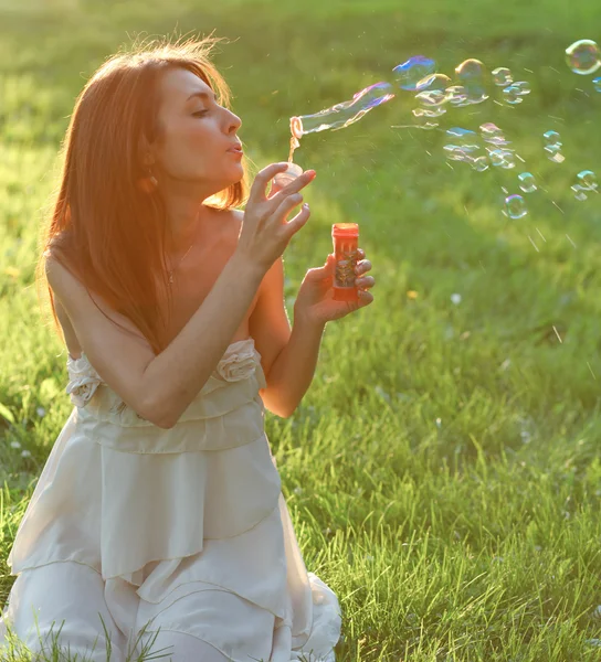Jolie jeune fille avec des bulles de savon — Photo