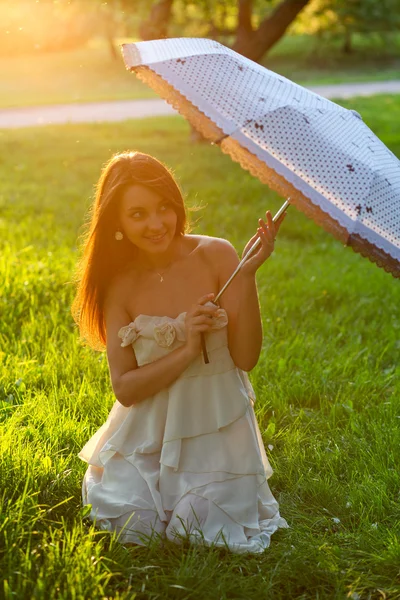 La jeune belle femme avec parapluie blanc — Photo