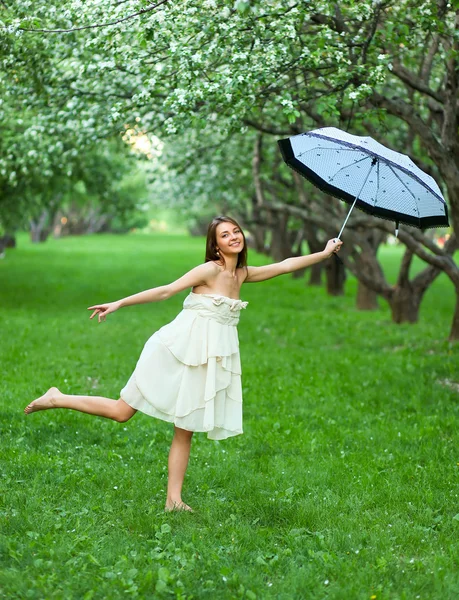Mladá krásná žena s bílým deštníkem — Stock fotografie