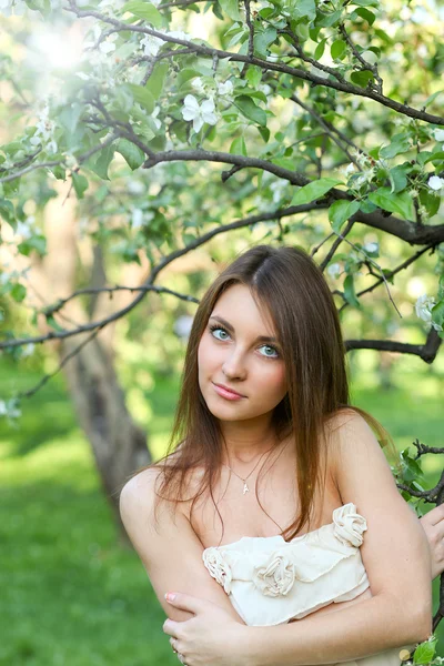 春の公園でリラックスした美しい若い女性の肖像画 — ストック写真