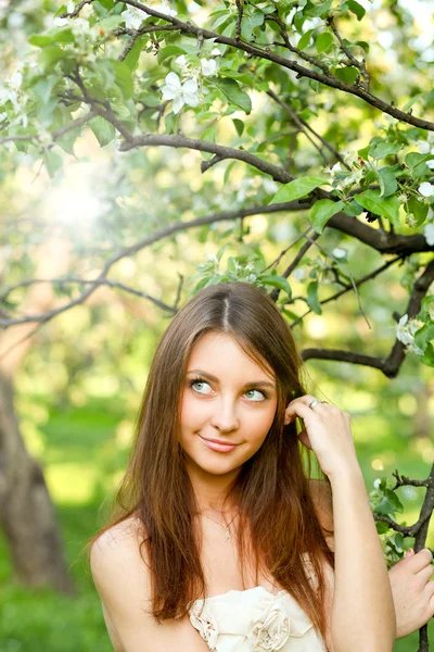 Retrato de una hermosa mujer joven relajándose en el parque de primavera — Foto de Stock