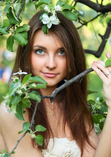 Söt ung flicka förvånat i blommande våren park — Stockfoto