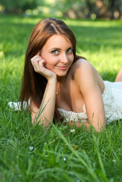 Bardzo młoda dziewczyna na trawniku — Zdjęcie stockowe